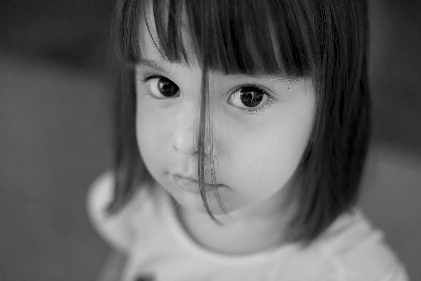 Retrato em preto e branco de uma menina, um único assunto na imagem