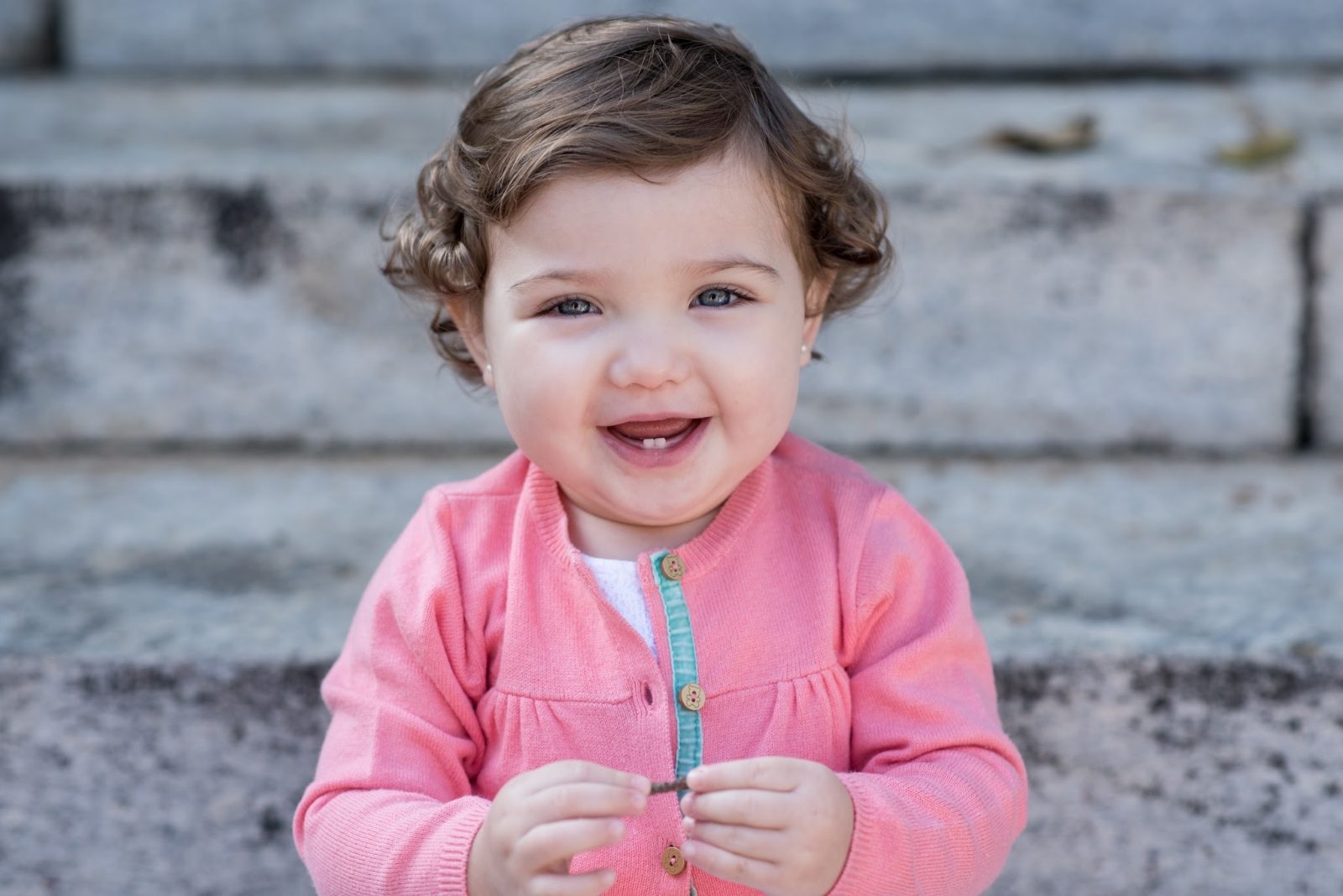 Menina sorrindo em luz natural ao ar livre